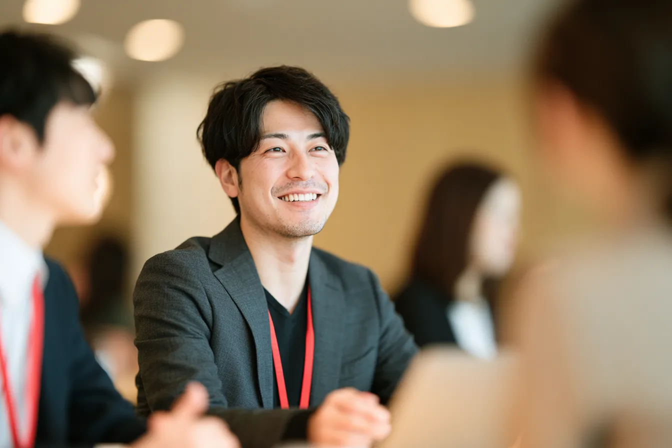 笑顔で働くビジネスパーソン